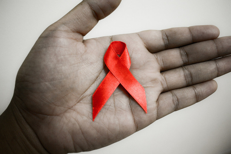 Stužka jako symbol dne proti AIDS